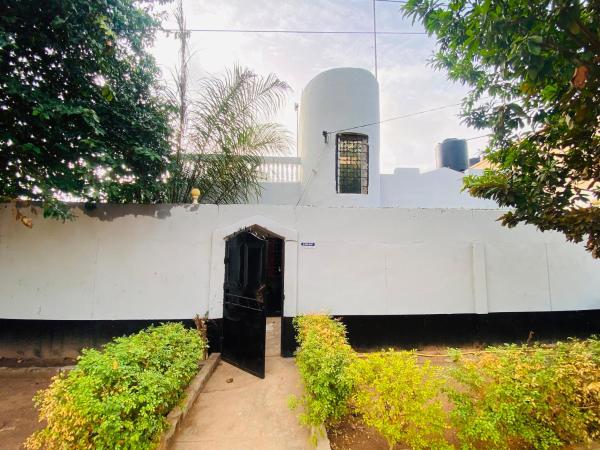 Home & Heart Gambia, Забронировать  Brusubi 