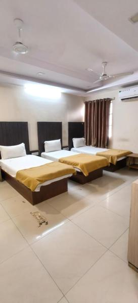 Hotel Pleasure, Забронировать  Ахмадабад штат Гуджарат