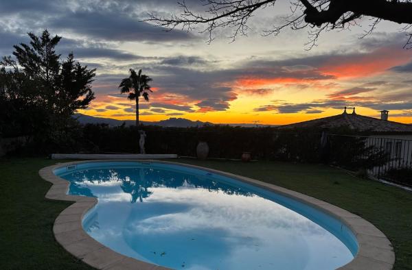 Villa provençale calme avec piscine privée, Забронировать  Отели Фрежюс с бассейном, Бассейн
