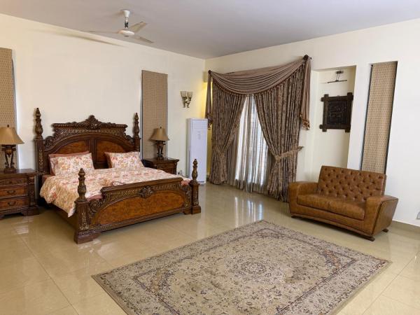 Riviera Residences Guest House, Забронировать  Отели Карачи с парковкой, Парковка