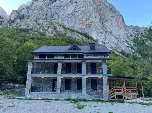 Guest House Ropojan, Забронировать  Отели Plav County с парковкой, Парковка