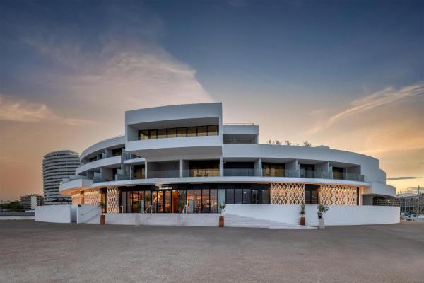 Marina Baie des Anges Hôtel, Curio Collection By Hilton, Забронировать  Отели Вильнёв-Лубе 4 звезды, 4*
