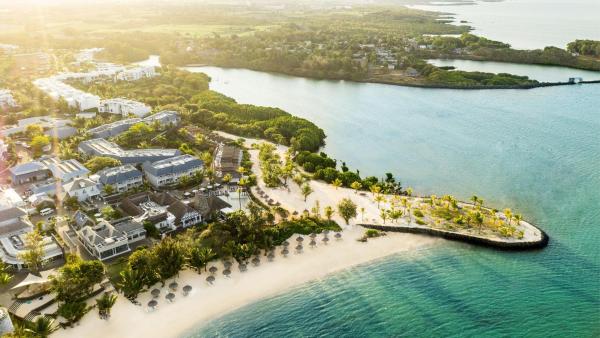 Azuri Villa with Beach, Pools, Gym, Golf, Shops, Restaurants, Spa, Boat activities, Tennis &Paddle court, kids corner, Забронировать  Роше-Нуар Северное побережье Маврикия