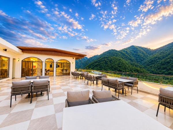 Hotel Weekend Heights, Забронировать  Отели Нарендранагара с парковкой, Парковка