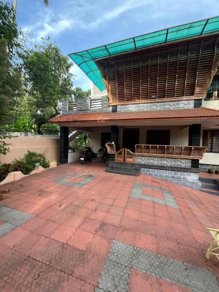 VallabhanAnnexHomestay, Забронировать  Отели штата Кералы с парковкой, Парковка