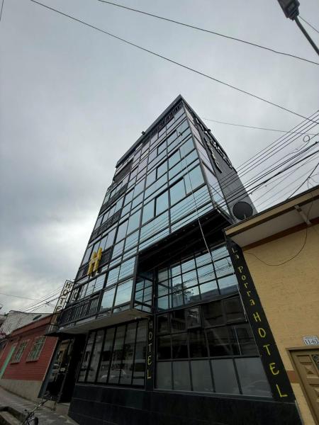 La PORRA HOTEL, Забронировать  Отели Санта-Роса-де-Кабаль с парковкой, Парковка
