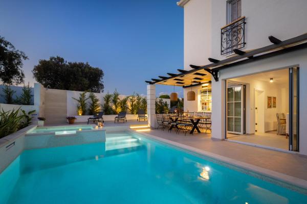 Villa Verde Ražanj with heated pool, Забронировать  Отели Ражань с парковкой, Парковка