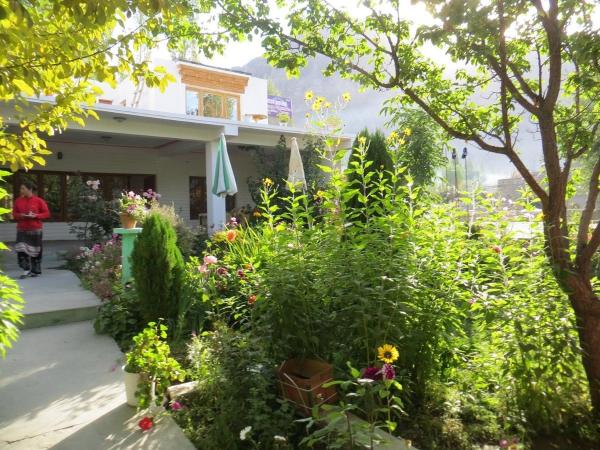 AO Guest House, Забронировать  Отели Джамму и Кашмира с парковкой, Парковка