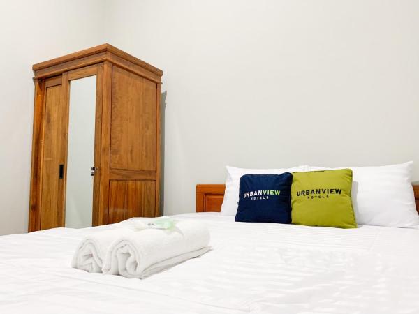 Urbanview Hotel The Corner Pandowo, Забронировать  Отели Yogyakarta Province с парковкой, Парковка
