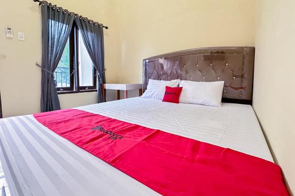 RedDoorz at Golden Cempaka Medan, Забронировать  Отели Суматры с парковкой, Парковка