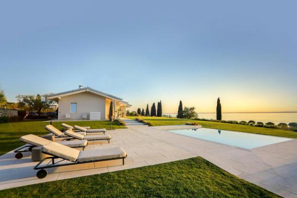 Villa With Infinity Pool Overlooking Lake Garda, Забронировать  Отели в центре Бардолино, в центре