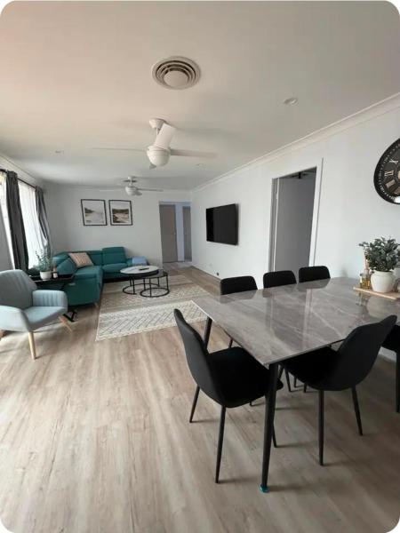 3BR Guesthouse w Sunroom Near Stanhope Leisure, Забронировать  Glenwood Новый Южный Уэльс
