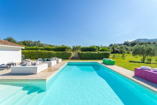 Hotiday Elite Suites Porto Rotondo, Забронировать  Отели Изумрудного берега с бассейном, Бассейн