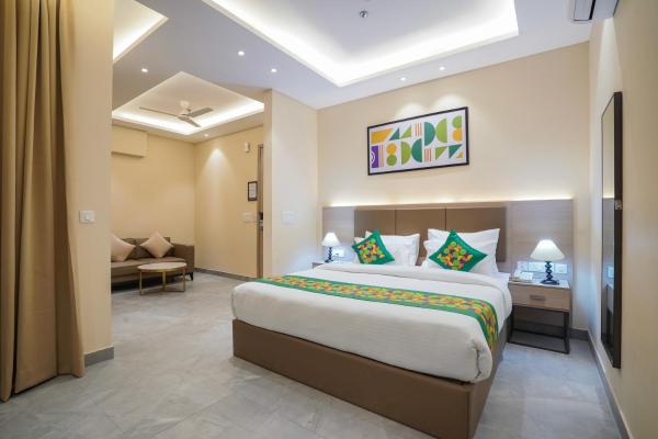 Treebo Premium Indus Crown, Забронировать Отель Отели Нойда с парковкой, Парковка