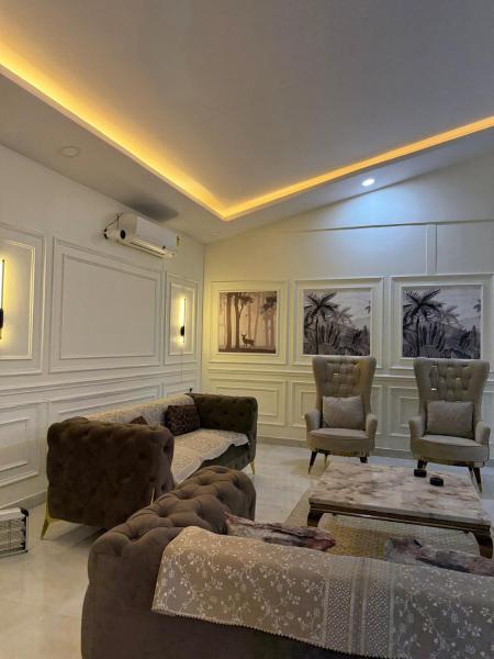 White Villa by La Bella Luxuria, Забронировать  Отели Нойда с бассейном, Бассейн