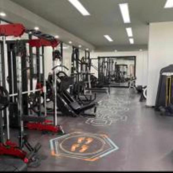 serene one bedroom apartment with fully equipped gym ample parking space swimming pool children playing ground and amazing scenic views, Забронировать Апартаменты/квартира Отели Найроби Каунти с парковкой, рядом с Consolata School, Парковка