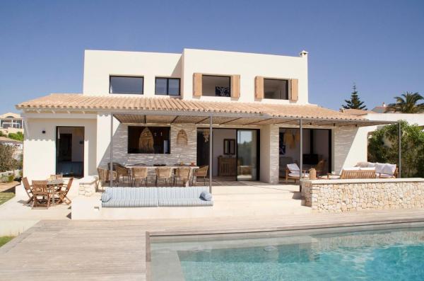 Modern villa with private pool and sea views, Забронировать  Отели Менорки с бассейном, Бассейн