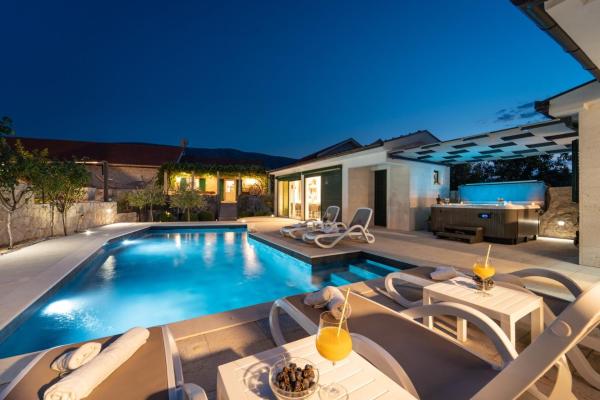 Villa Aurora: A Luxurious Stone Retreat in Dalmatia, Забронировать  Отели Слино с парковкой, Парковка