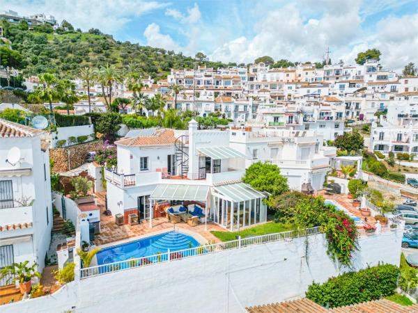 Luxury Villa with Private Pool & Sea Views, Nerja, Забронировать  Нерха Axarquía
