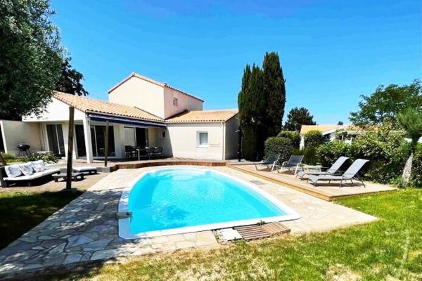 Villa 79, maison parc résidentiel avec piscine chauffée, Забронировать  Отели Земель Луары с парковкой, Парковка