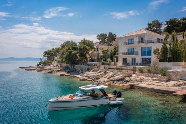 Luxury Seafront Villa Diora Brac with Heated Pool, Забронировать  Сумартин Брач, рядом с Частный Пляж «Лакшери Вила Палаццо Ди Маре»