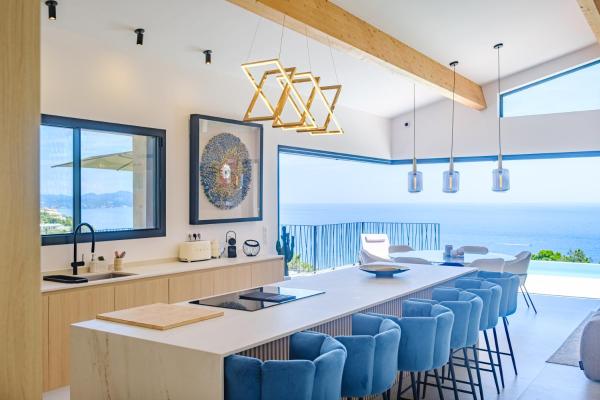 Villa Luxury Vue Mer Villa French Riviera Les Issambres, Забронировать  Рокбрюн-сюр-Аржанс Вар