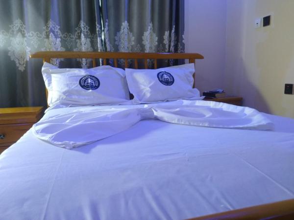 Ubuntu Mbanya Guest House, Забронировать  Отели Лимбе с парковкой, Парковка