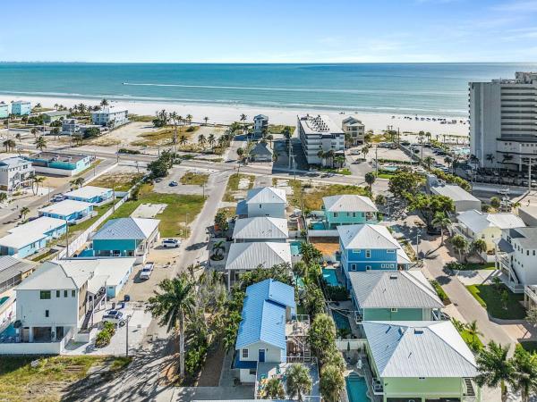 Steps to the Beach, Deck Views & Near Times Square - 2 Villas in One - Sun & Fun Retreat - Roelens, Забронировать  Форт-Майерс-Бич Fort Myers Area
