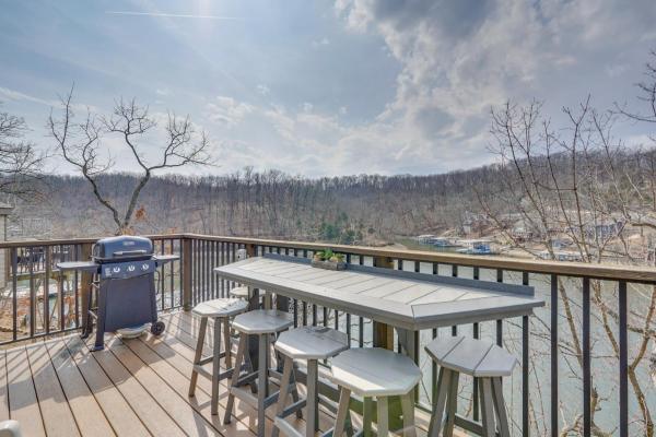Resort Villa on Lake of the Ozarks! Family Fun Hub, Забронировать  Отели Осейдж-Бич с парковкой, Парковка