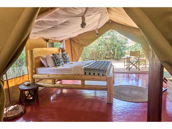 Tindiga Tented Camp, Забронировать  Отели Mangola с бассейном, Бассейн