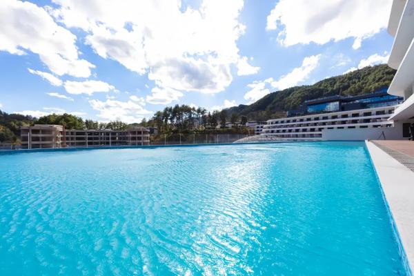Phoenix Fairyland Hot Springs Hotel-best Grand Hotel l&swimming facilities-Sumptuous breakfast-only hot spring-10minute walk to the Town-free pick up, Забронировать  Фэнхуан Хунань
