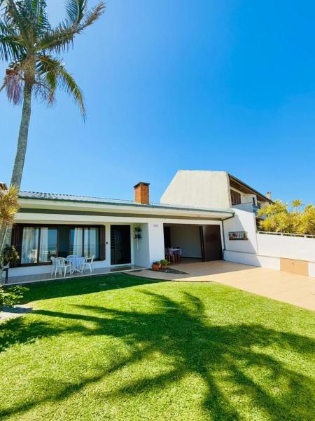 Casa à beira mar na Praia da Villa, Забронировать  Отели Санта-Катариной с парковкой, Парковка