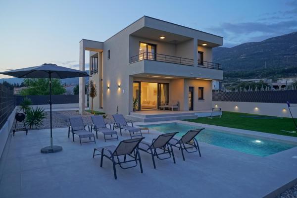 Blue Horizon Villa with Heated Pool 4BR and Skylight, Забронировать  Каштела Сплитско-Далматинская жупания