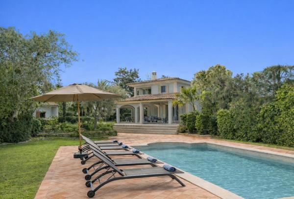 Sunny Algarve Villa with Private Pool and Near Beach, Забронировать  Отели Алгарви с парковкой, Парковка