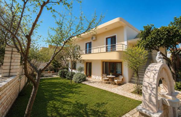 Ejona Guesthouse Ksamil, Забронировать  Отели в центре Ксамил, в центре