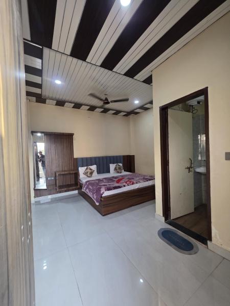 Hotel Radha raman kunj, Забронировать  Отели Вриндавана с парковкой, Парковка