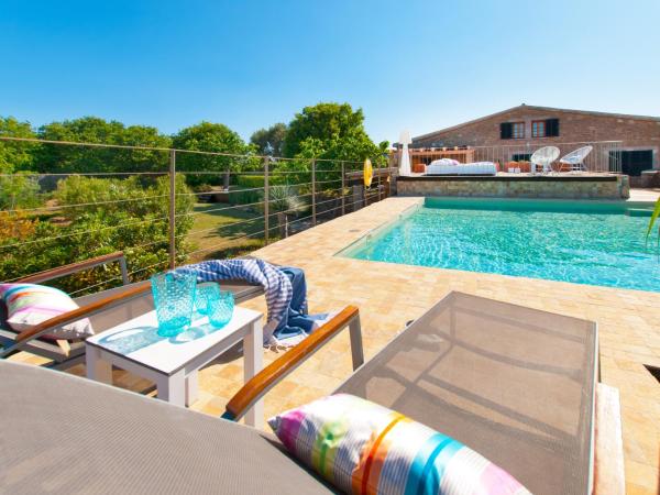 Villa Barcares Petit con piscina y amplios jardines, para 6, by BeBreeze, Забронировать  Отели Майорка с парковкой, Парковка