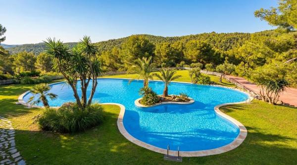 Corfu Villa in Sitges with Incredible View and Spectacular Pool Tennis View Calm Area Beaches at 30 minutes walk Bus at 200 meters, Забронировать  Отели Ситжес с бассейном, Бассейн
