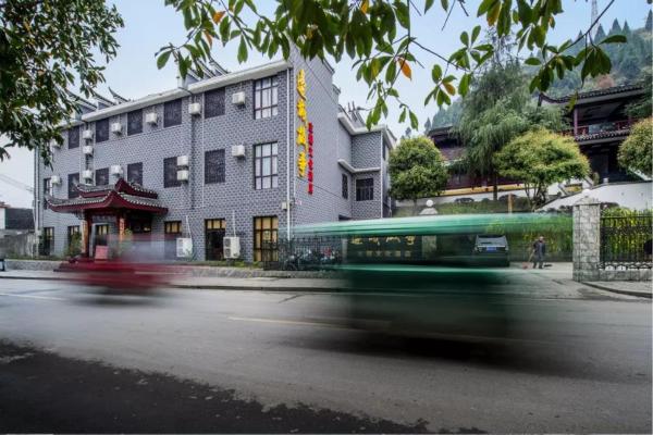 边城故事主题文化酒店, Забронировать  Отели Юншунь с парковкой, Парковка