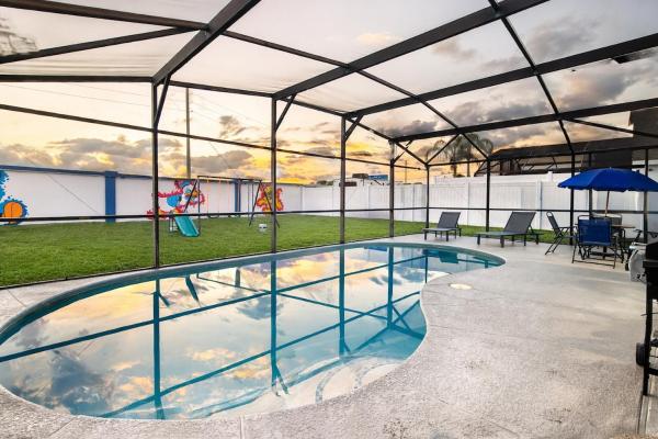 Villa Perez Heated Mickey Pool Near Disney, Забронировать  Отели Диснейуорлд Орландо с бассейном, Бассейн