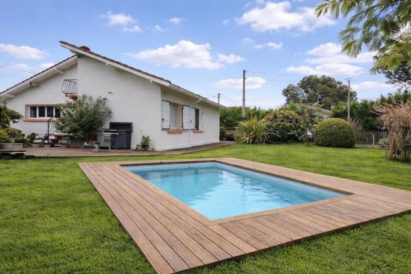 Villa Augusta - Villa rénovée avec piscine à 10 minutes des plages, Забронировать  Отели Аквитаний с парковкой, Парковка