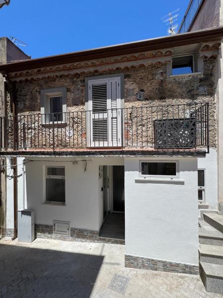 "DOMUS LEONE" - Nel Borgo di Capri Leone, Забронировать  Капри-Леоне Сицилия