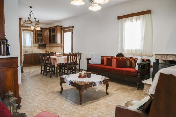 Villa Tonia Retreat with Mountain & Sea Views, Забронировать  Klaïniánika Пелопоннес
