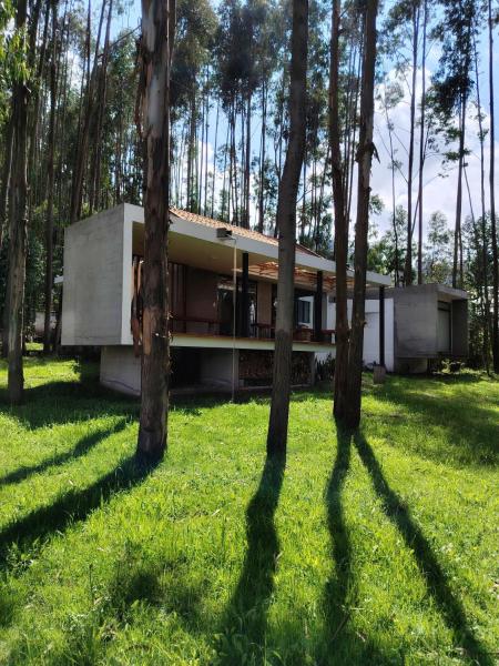 ENTRE BOSQUES - Eucalyptus Forest Villa, Забронировать  Отели Каямбе с парковкой, Парковка