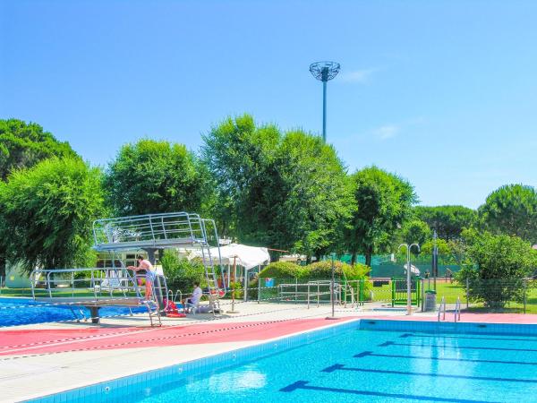 Villaggio Olimpia-Perseo, with a large wooded park, 3 swimming pools, tennis courts and a bar, Забронировать  Бибионе-Пинеда Венето