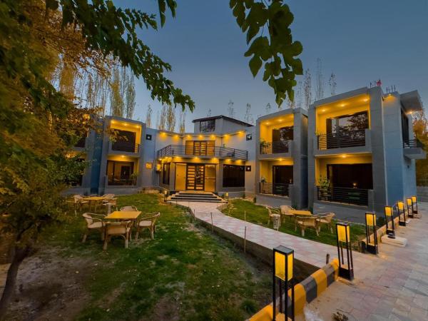 The Pioneer Hotel, Забронировать  Отели штата Джамму и Кашмира с парковкой, Парковка