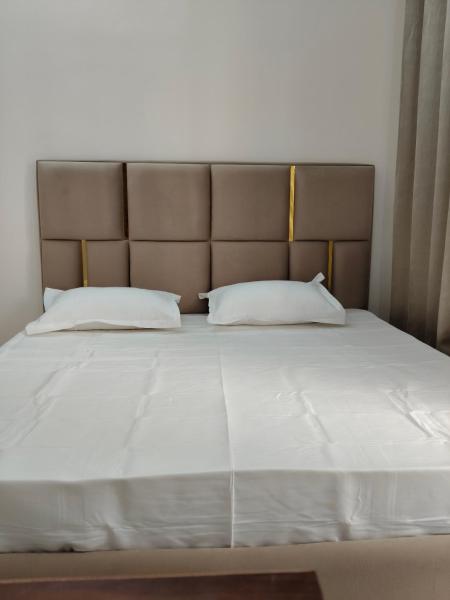 Mystic Vibe Hotel & Banquet, Забронировать  Нойда штат Уттар-Прадеш