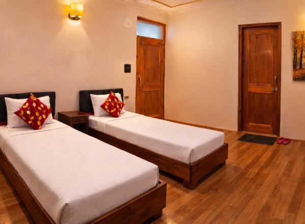 RH Guest House Leh, Забронировать  Отели Джамму и Кашмира с парковкой, Парковка