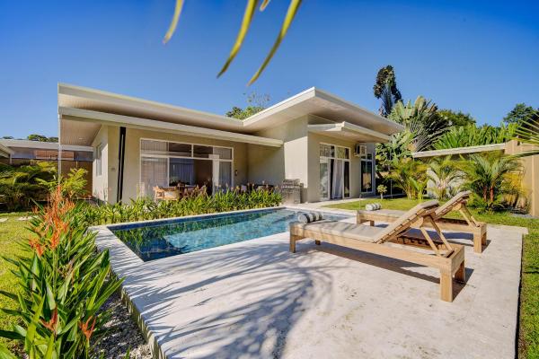 Tucana Villa, with AC & Pool, Walk to the Beach, Забронировать  Отели Пуэрто-Вьехо с бассейном, Бассейн