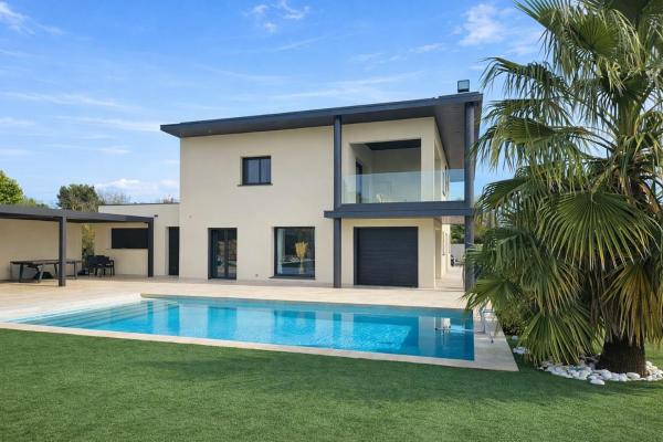 Villa de luxe à 5 minutes du centre ville de Nîmes piscine chauffée, Забронировать  Ним Gard